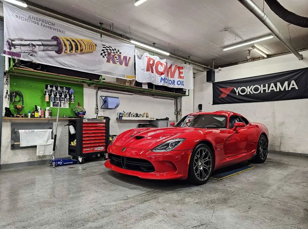 Wartung und allgemeine Kontrolle für diese Dodge Viper Gen5. 🏁
